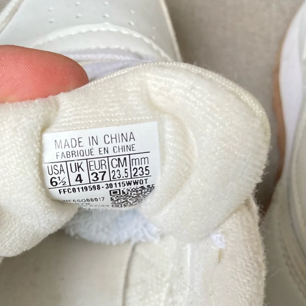 👟 Reebok Classic Leather Sneakers Womens 6.5 Ivory Cream Gum Sole Casual Shoes
